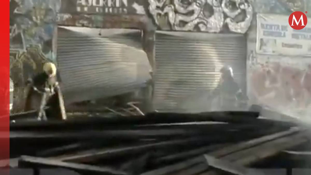 El incendio en la bodega de Nezahualcóyotl provocó la suspensión de clases de una escuela cercana. Foto: (Especial)