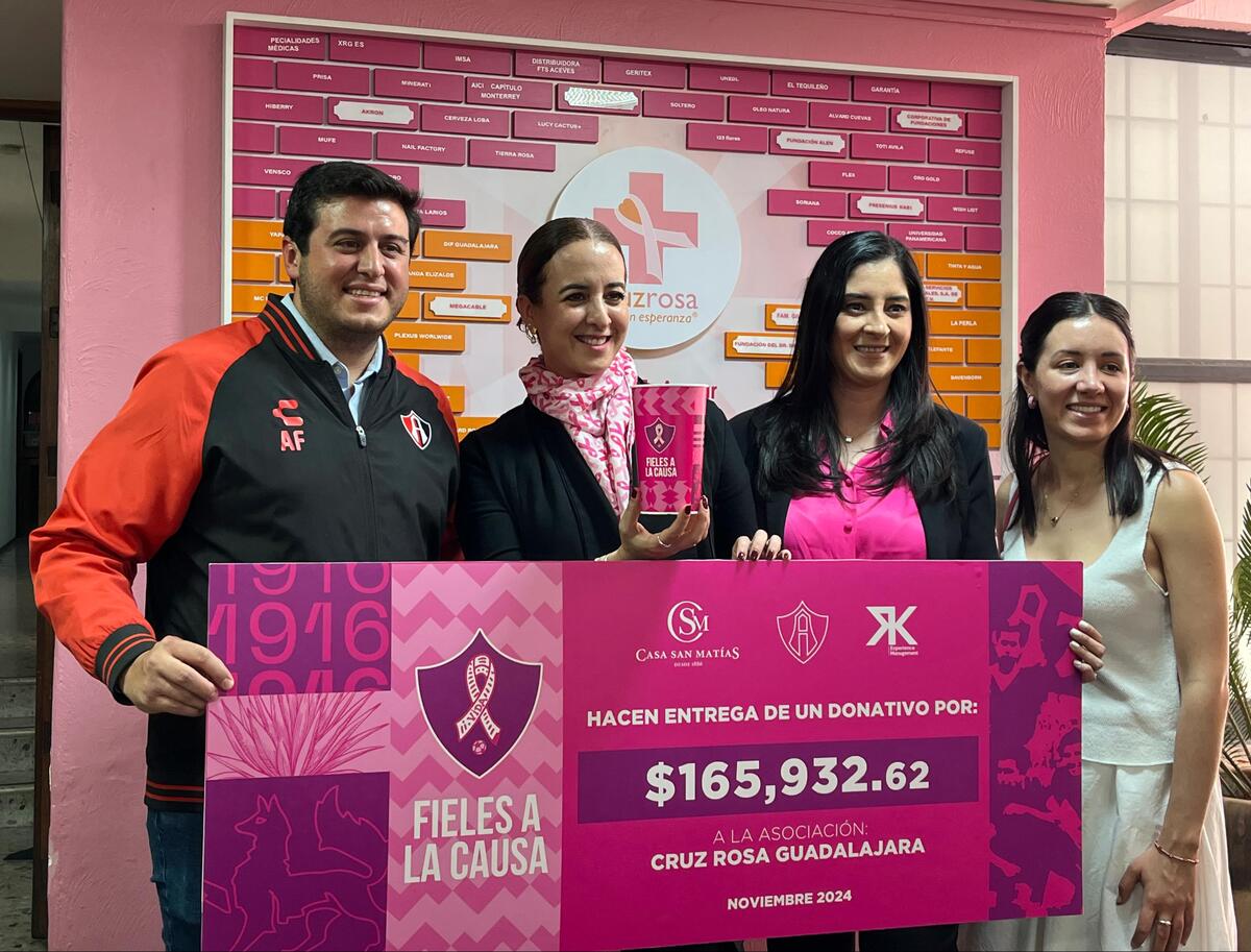 Atlas entregó un donativo por 165 mil pesos a la gente de Cruz Rosa Guadalajara. (Alberto Ávalos)