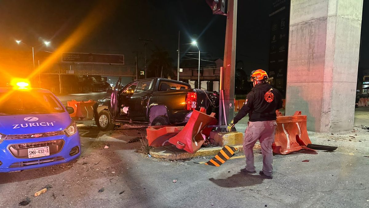 El conductor de una de las camionetas se pasó la luz del semáforo | Leyda Estrada
