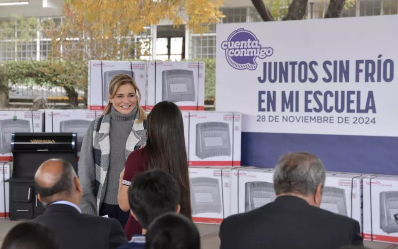Maru Campos entregó calefactores a secundaria en Chihuahua (foto: especial)