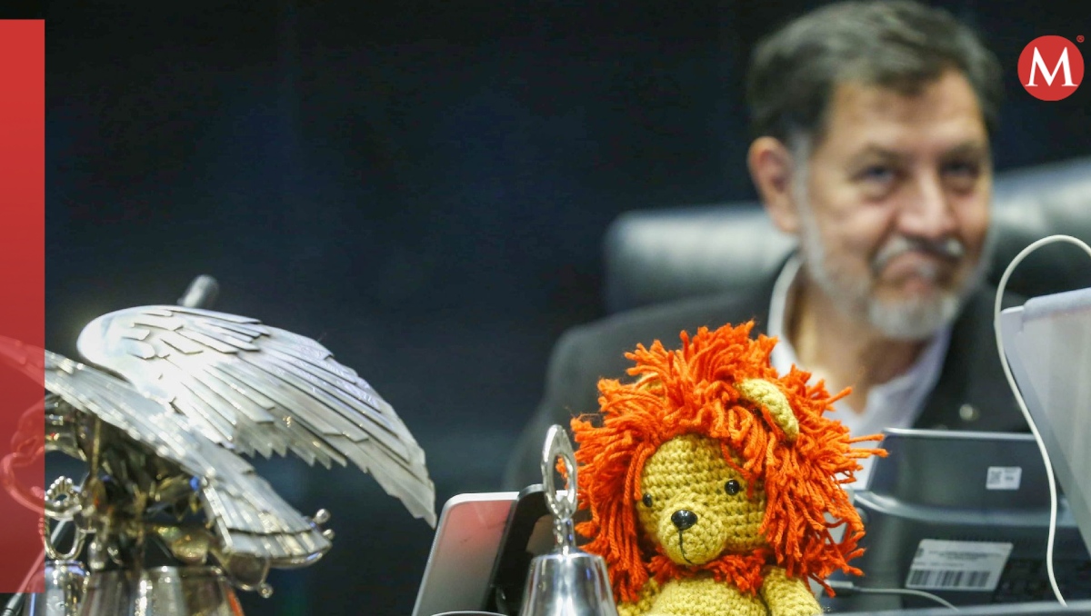 El presidente de la mesa directiva, Gerardo Fernández Noroña y un peluche de león durante una sesión. | Cuartoscuro
