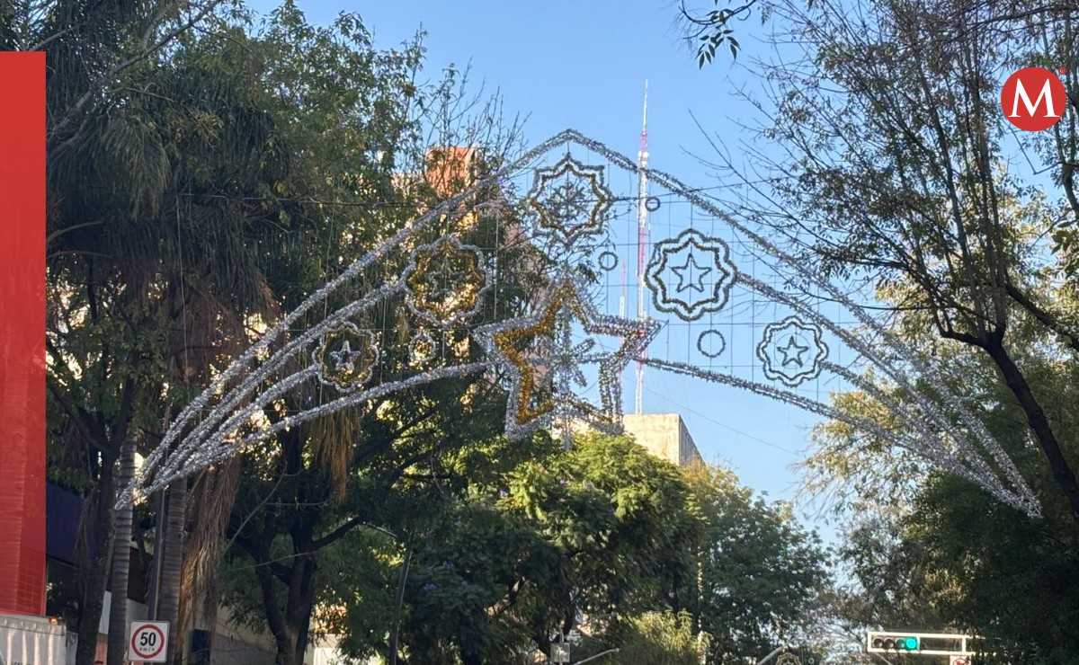 Calles del Centro de Guadalajara comienzan a lucir adornos de fiestas decembrinas (Roberto Hurtado)