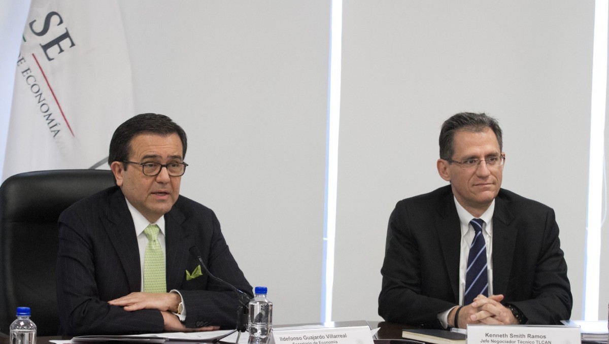 El ahora presidente de comité en el Comce con el ex secretario de Economía cuando pactaron el acuerdo. Foto: Cuartoscuro