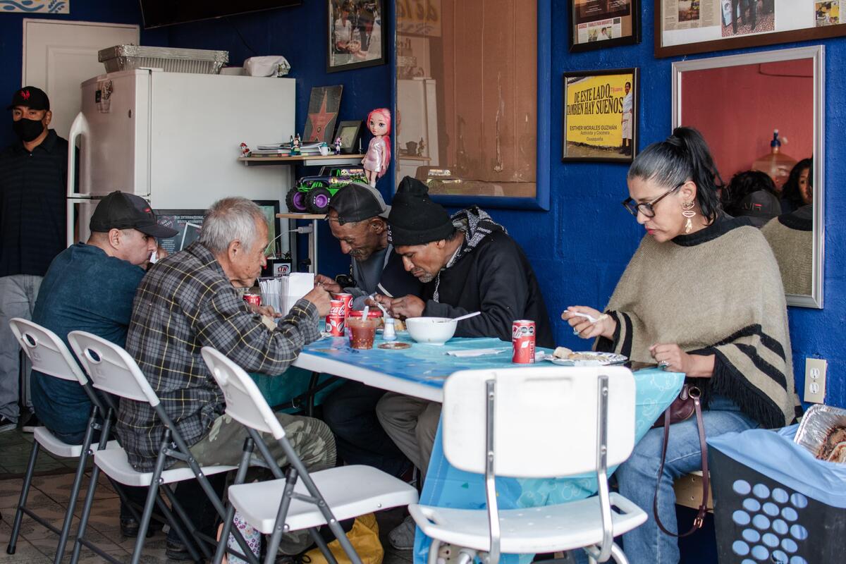 Proyecto 'Comida Calientita' lleva esperanza a deportados en Baja California | Especial
