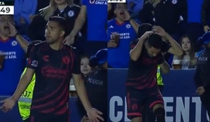Aficionados de Cruz Azul lanzan moneda en la cabeza a jugador de Xolos (Captura TUDN)