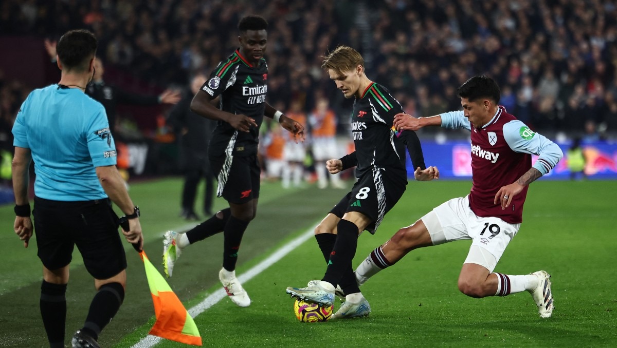 Arsenal no tiene piedad del West Ham de Edson Álvarez y lo vence 5-2 (AFP)