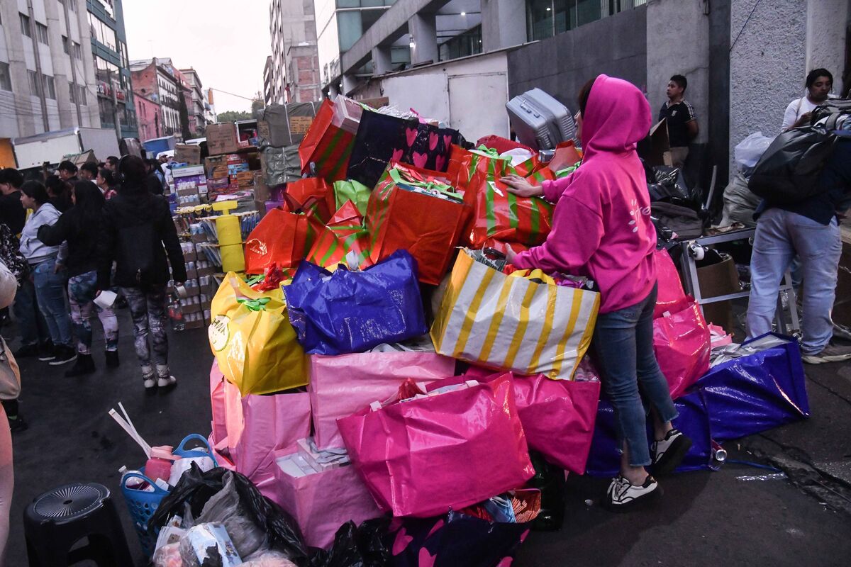 Desde el cierre de la plaza, decenas de comerciantes fueron vistos desalojando productos | Cuartoscuro