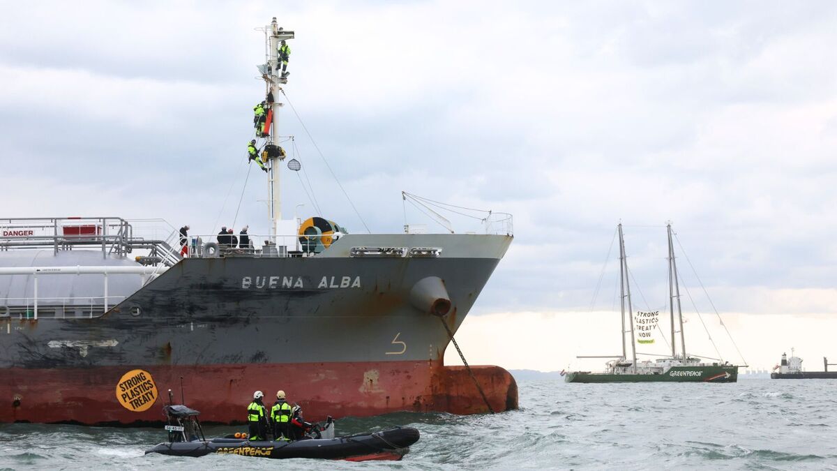 Greenpeace explicó que el buque petroquímico está anclado frente al complejo Hanwha TotalEnergies. | X