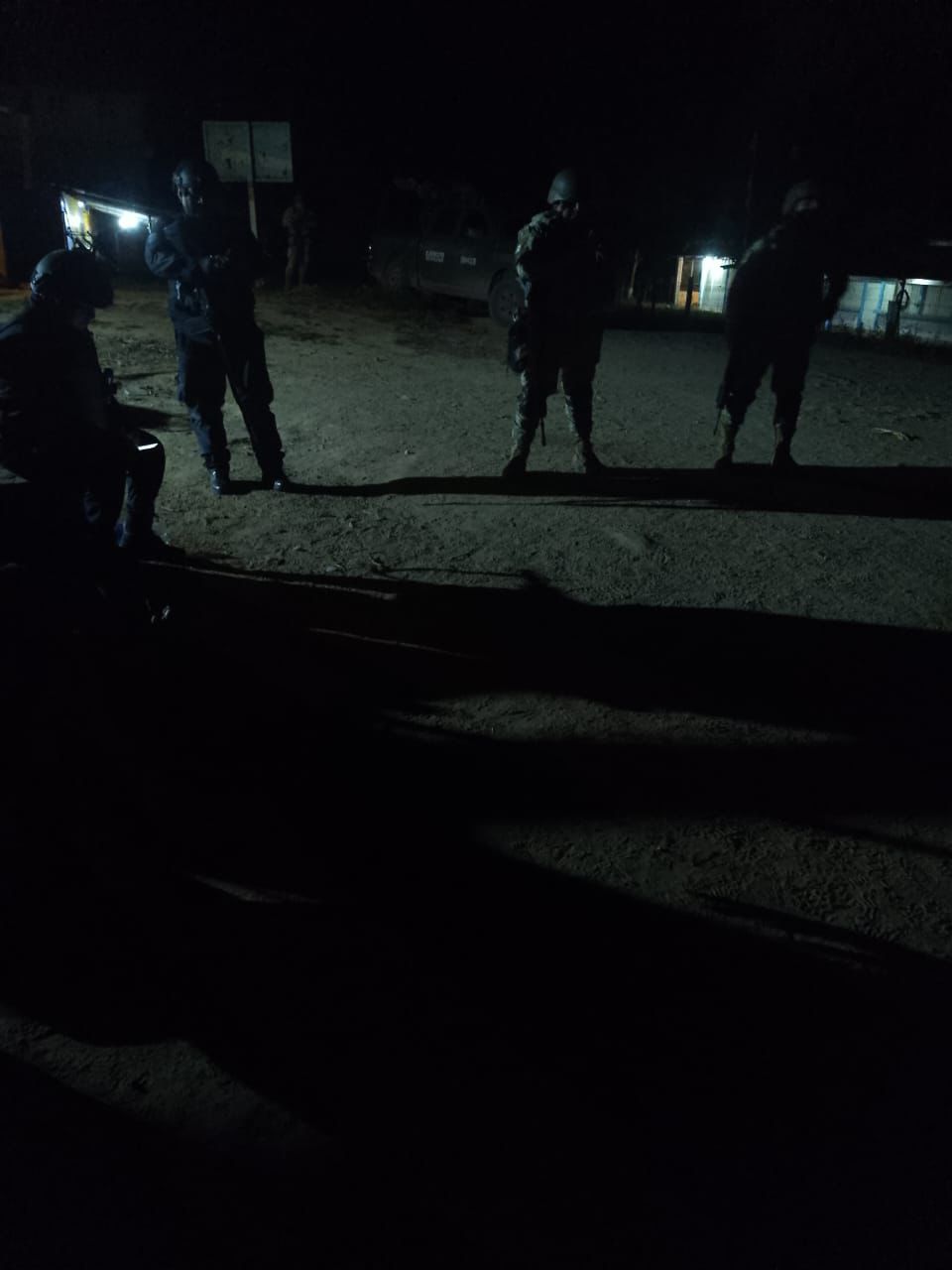 Hombres armados obligan a pobladores a realizar bloqueos, si se niegan les imponen multas (foto: especial)