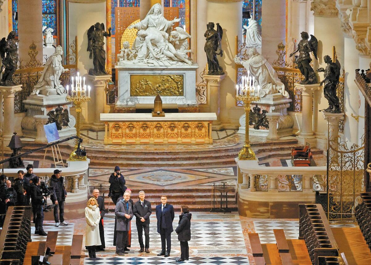 El presidente Emmanuel Macron y su esposa Brigitte visitaron este viernes 29 el inmueble restaurado. Sarah Meyssonnier/AP