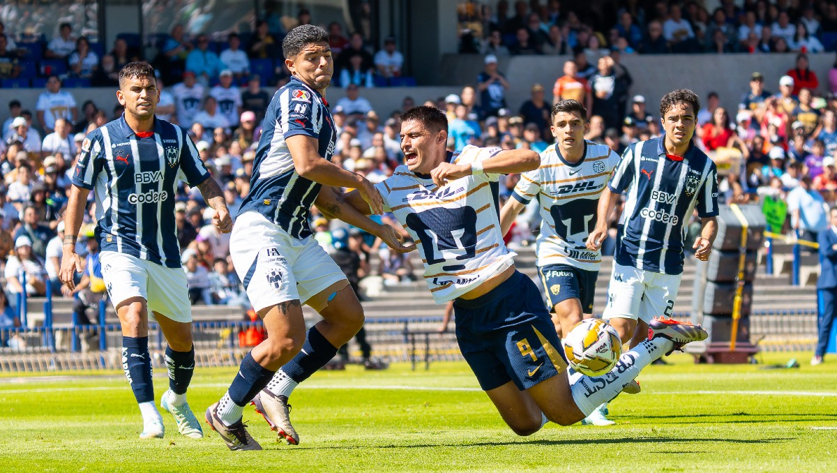 Ex árbitros reclaman falta a Memote y Chino en Pumas contra Rayados (Imago7)