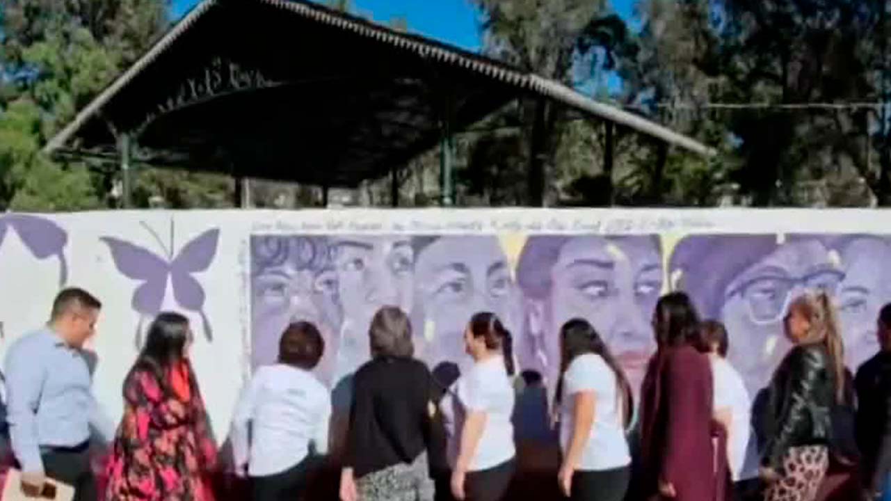 Mujeres realizan mural para promover la sororidad en Hidalgo