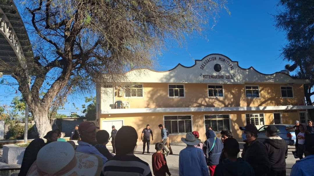 Pobladores de Ixmiquilpan, Hidalgo, retienen a presuntos ladrones