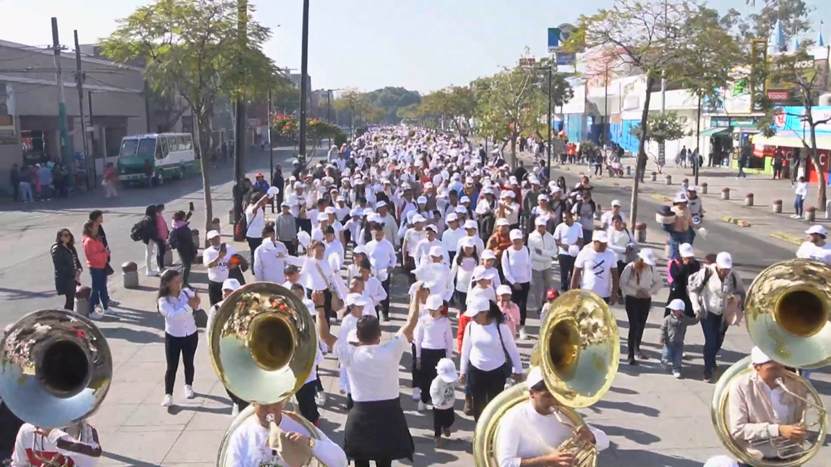 Escuela Rebeca Camacho Ocaña lleva serenata a la Virgen de Guadalupe