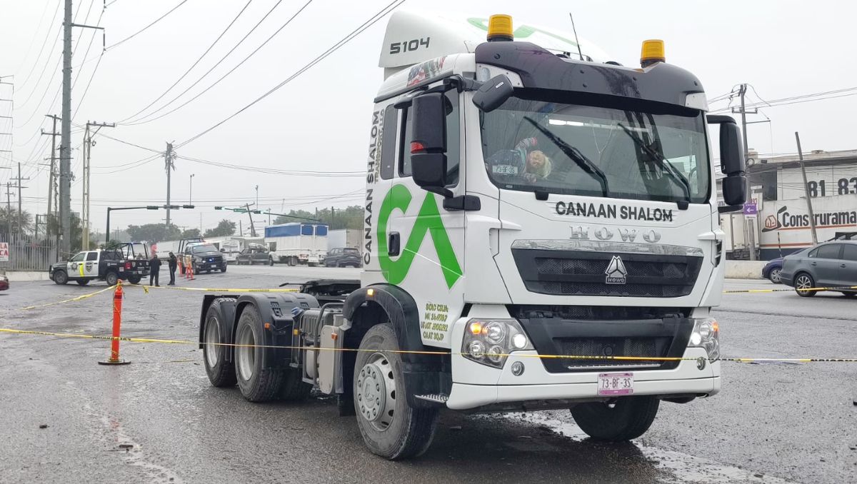 La víctima quedó sobre la carpeta asfáltica en el sentido de la circulación de Juárez a Apodaca | Agustín Martínez