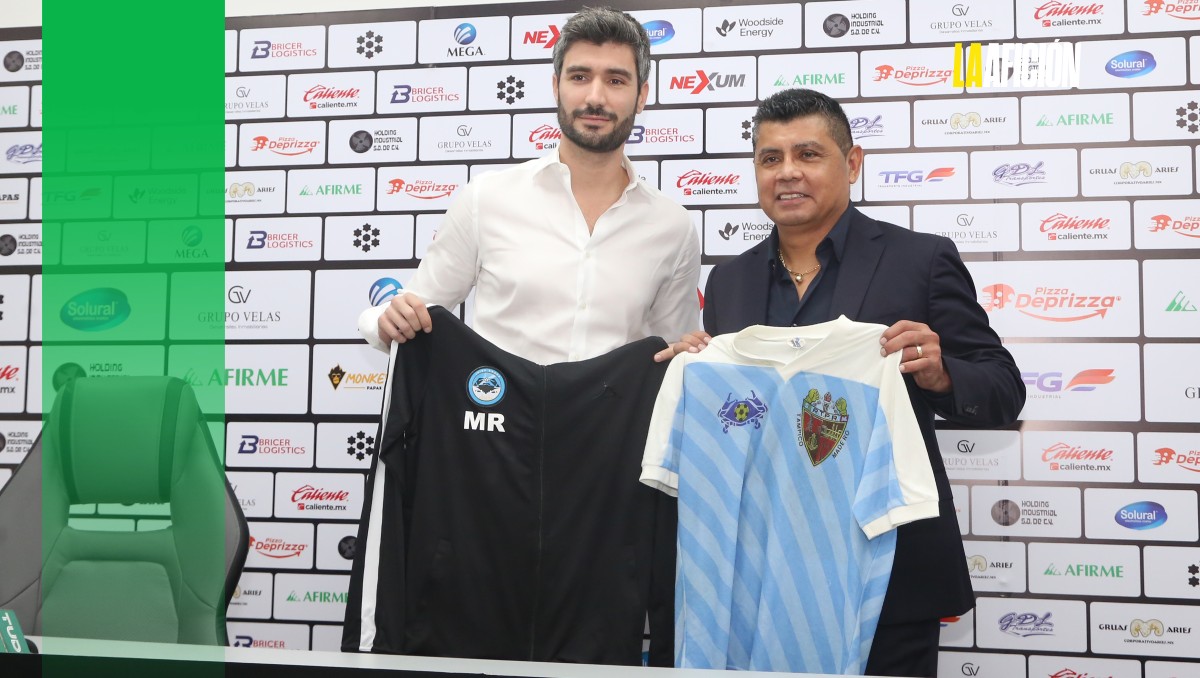 Álvaro de la Torre, presidente del Club, le dio la bienvenida a Marco Antonio "Chima" Ruiz a la Jaiba Brava. (Yazmín Sánchez)