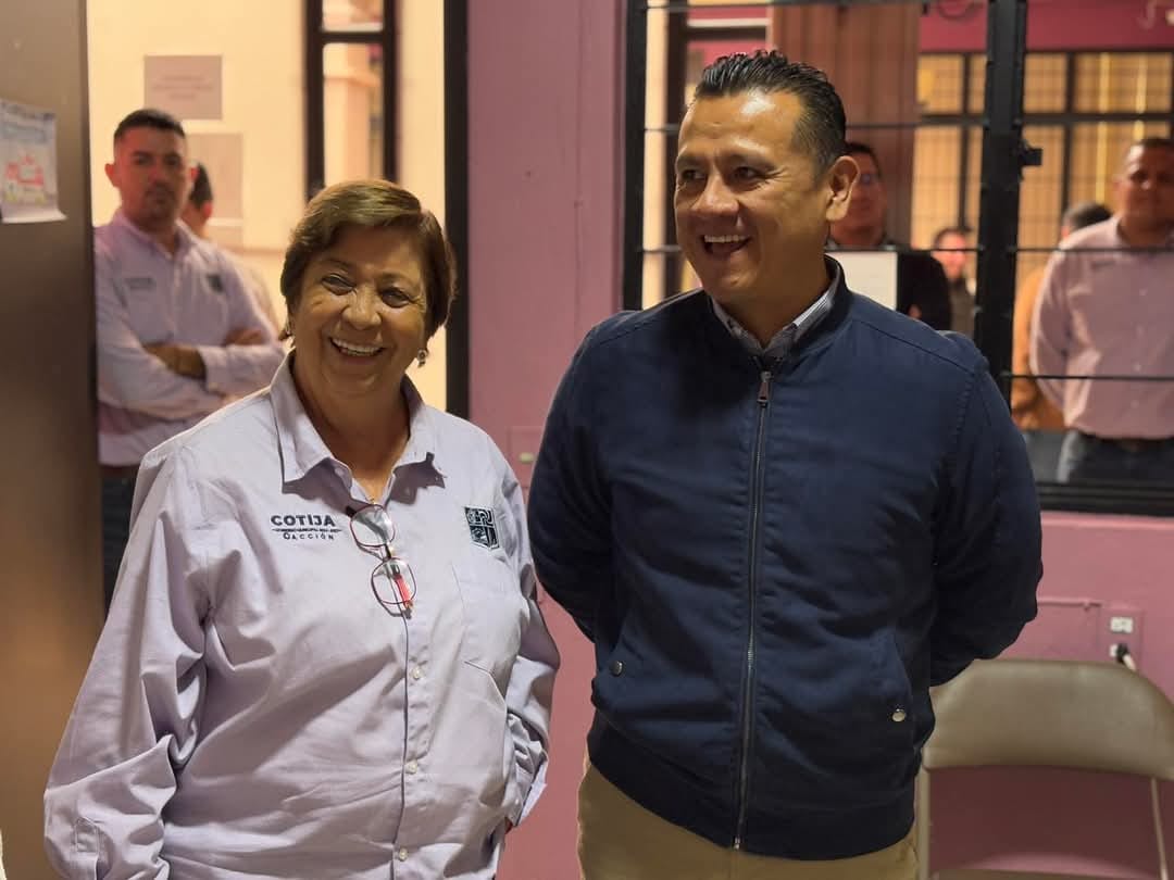 Blanca María Ibarra, nueva alcaldesa de Cotija, con Carlos Torres Piña, secretario de Gobierno de Michoacán. | Especial