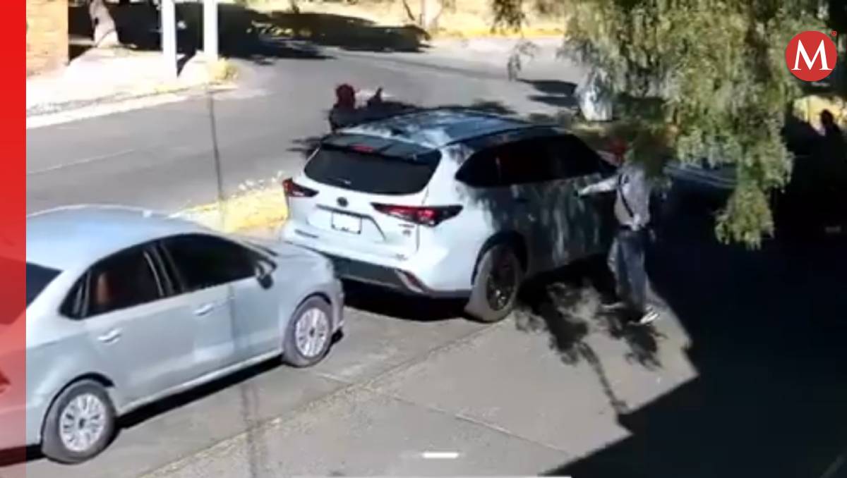 Con bloqueo, roban camioneta a mujer en Naucalpan. Foto: (Especial)