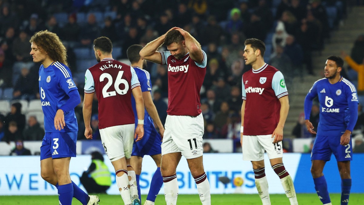 Edson Álvarez y West Ham caen ante el Leicester City en la Premier League (Reuters)
