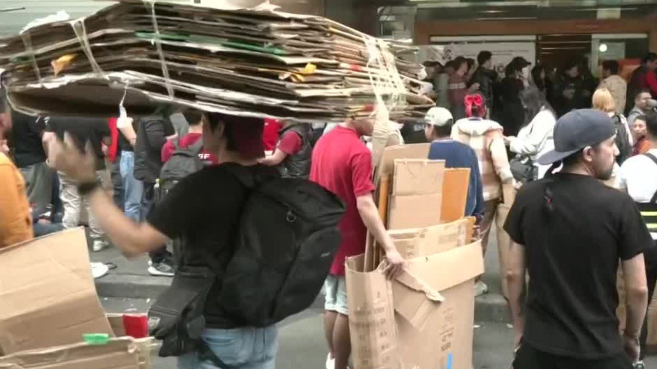 Tras clausura, locatarios recuperan mercancía en Plaza Izazaga 89