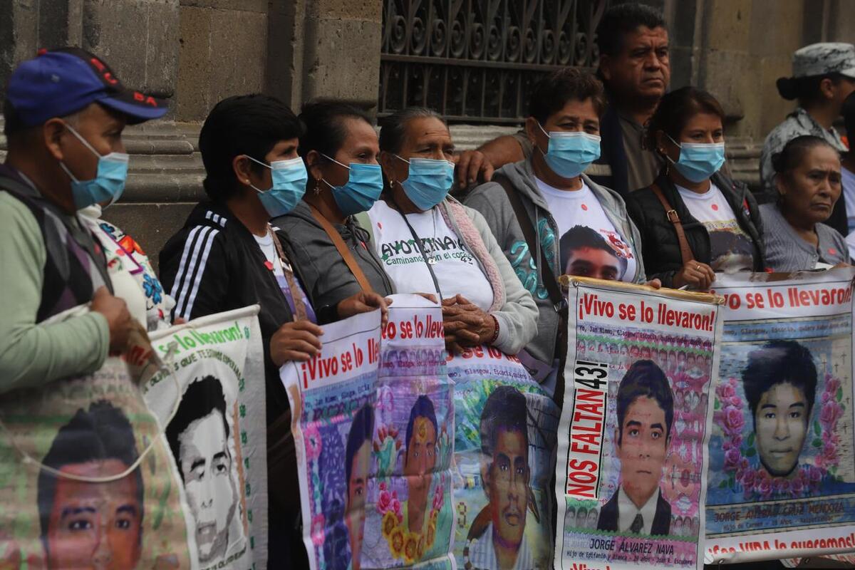 Familiares de Ayotzinapa y Sheinbaum acuerdan revisar documentos clave | Foto: Jorge Carballo