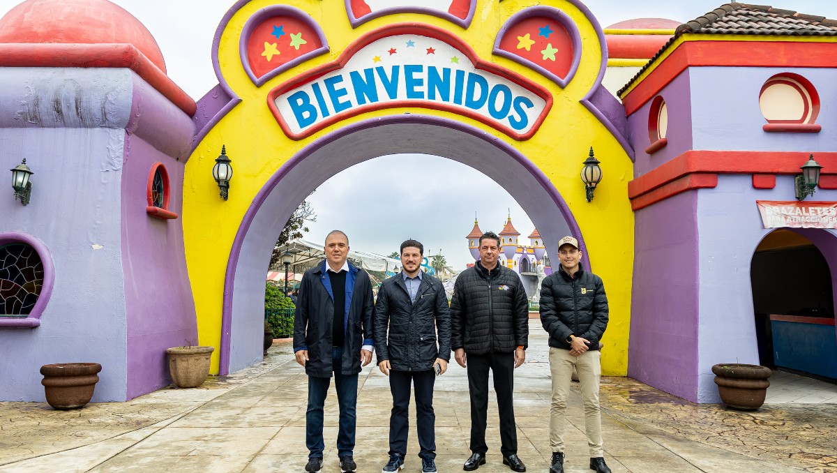 El gobernador Samuel García recorrió el lugar donde era el parque de diversiones. Foto: Luis Guerra