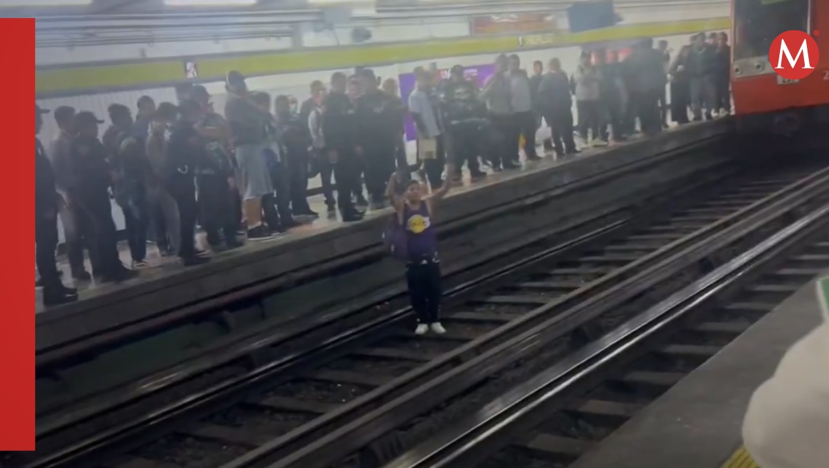 Hombre baja a las vías del Metro de la Línea 3 | Captura