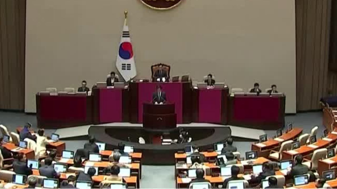 Parlamento surcoreano presenta moción; quiere destituir a Yoon Suk Yeol