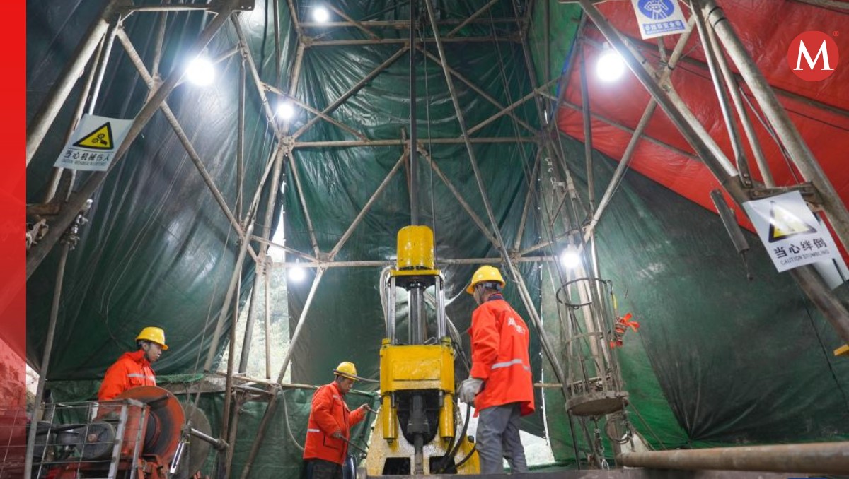 Trabajadores en el yacimiento de oro hallado en Wangu, condado de Pingjiang, provincia de Hunan, en el centro de China | Xinhua