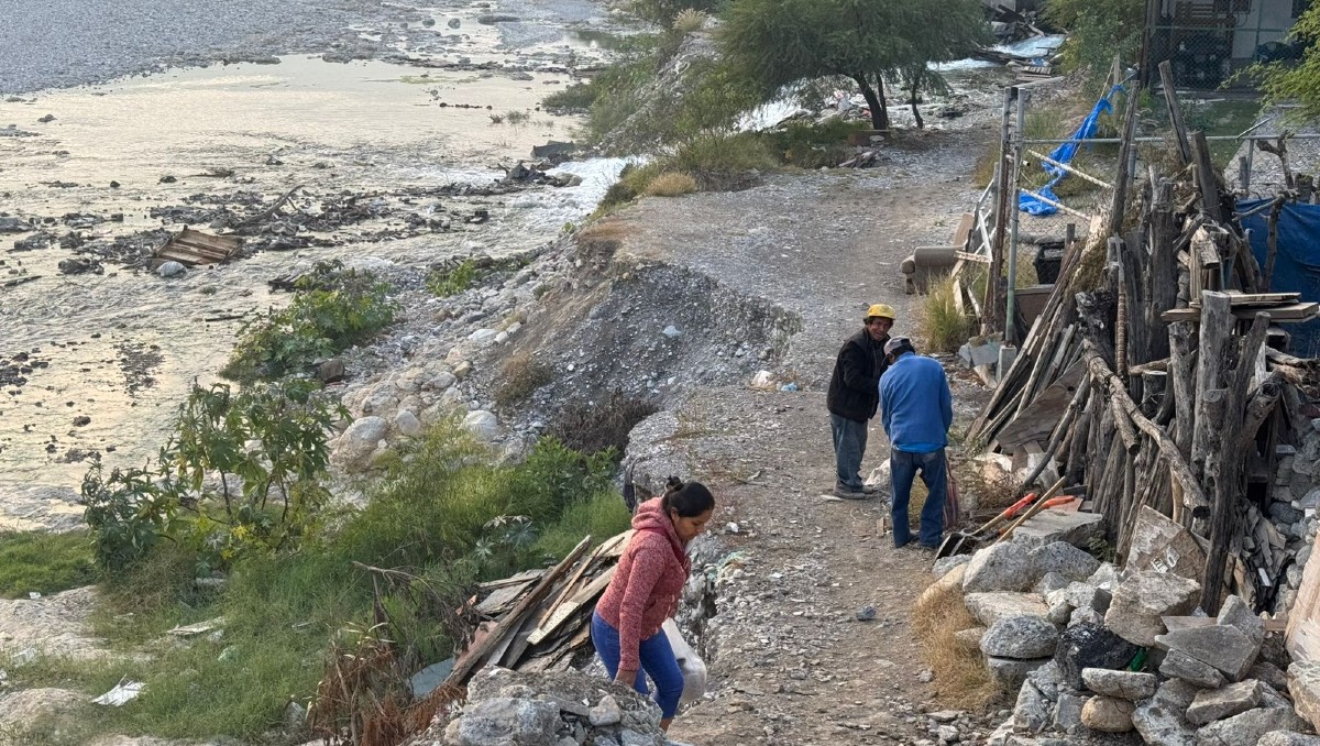 Algunos vecinos aprovechan el agua de la cascada. Foto: Martín Ocañas