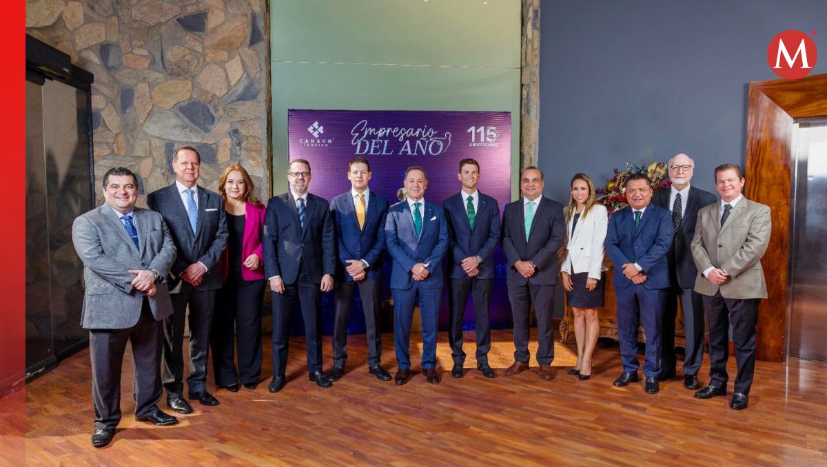 Integrantes de Canaco Tampico junto al homenajeado. (Especial)