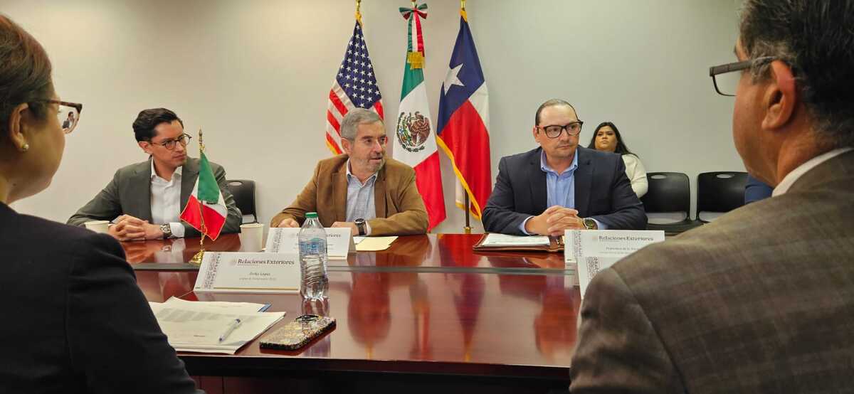 Juan Ramón de la Fuente conversó con los abogados aliados del consulado. | X
