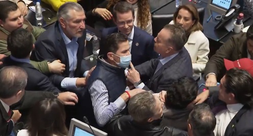 Legisladores se confrontan en sesión del Senado. | Especial