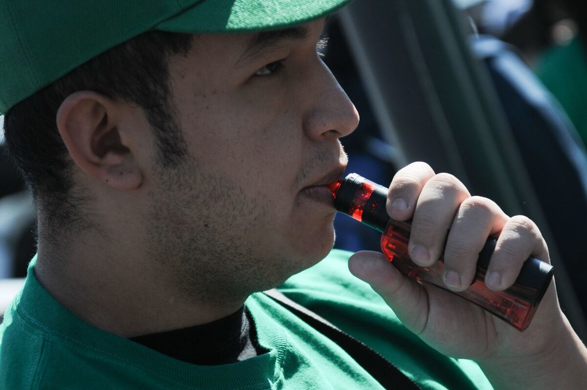 Una persona utiliza un vapeador durante una protesta. | Cuartoscuro