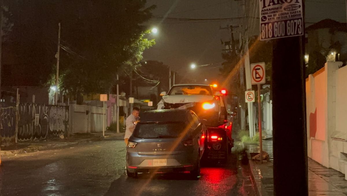 Al lugar acudieron elementos de Protección Civil de Monterrey, quienes valoraron a los conductores | Ángel Mercado