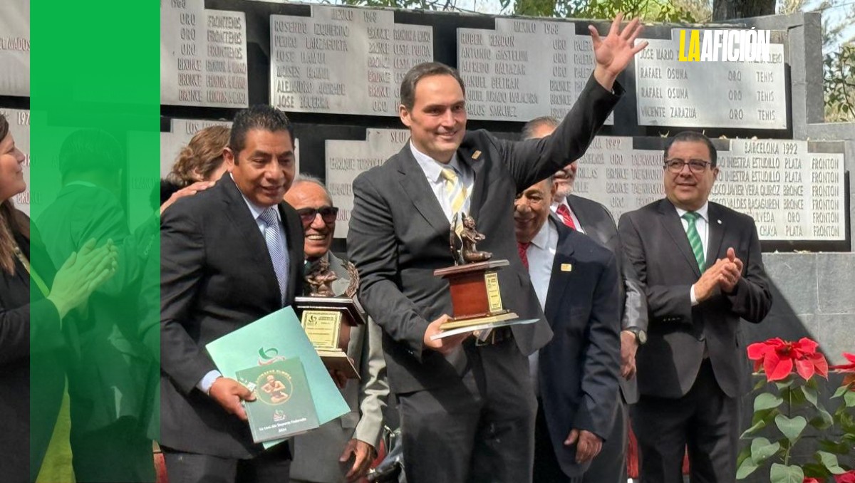 Amador Gutiérrez recibe el premio Luchador Olmeca de la Codeme (Cortesía)