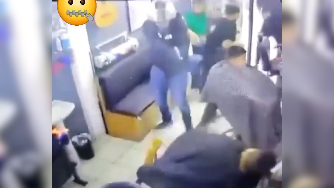 Balean a presunto líder criminal en barbería de Los Mochis, Sinaloa