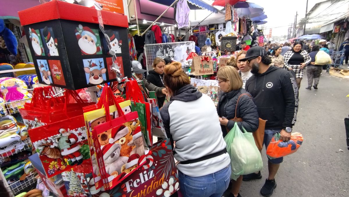 Las familias mexicanas aprovechan el pago para los regalos de la temporada navideña. Leonel Rocha