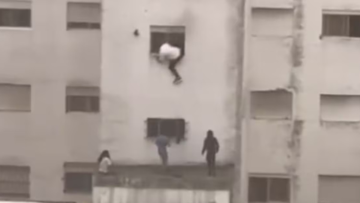 Huéspedes se arrojan desde las ventanas de un hotel para huir de un incendio | ESPECIAL