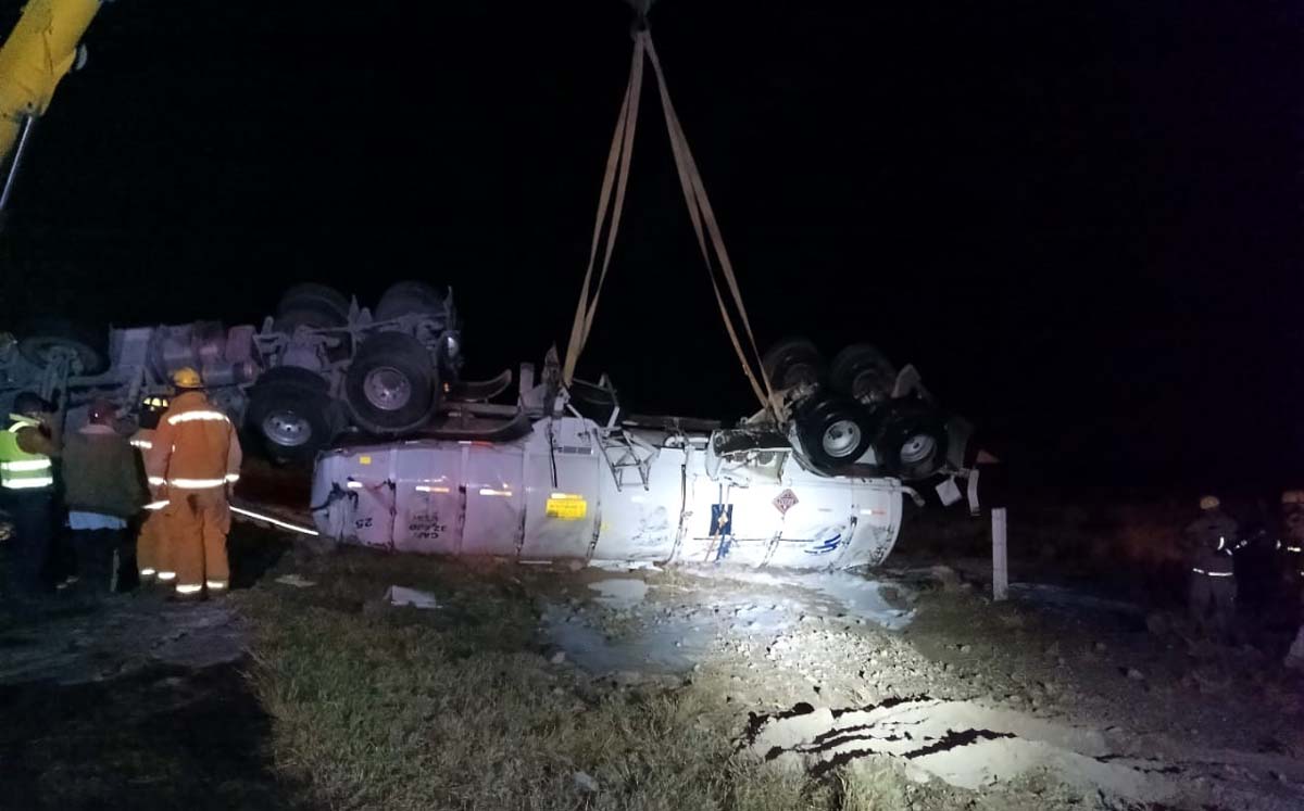 Vuelca pipa con gasolina en Durango. l Especial