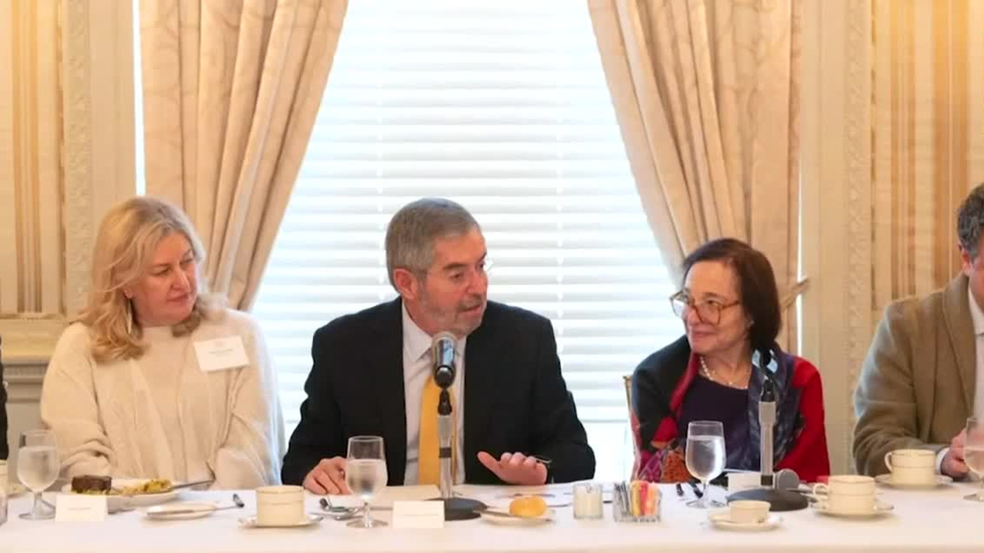 Canciller de México se reúne con inversionistas en Nueva York; relación con EU y Canadá continúa