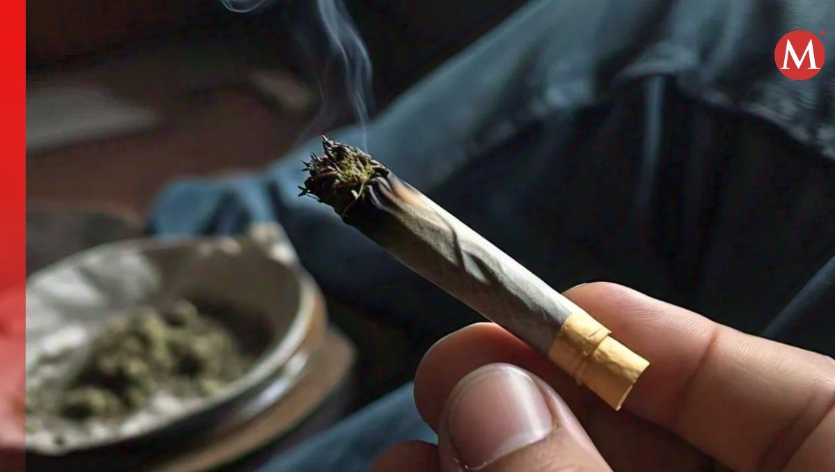 A la mujer le decomisaron cigarrillos artesanales de aparente mariguana. | Imagen creada con IA.