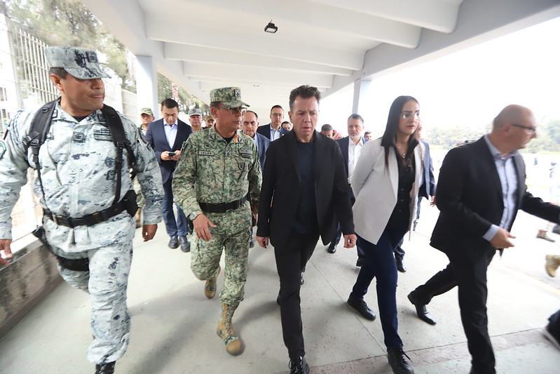 Pablo Lemus y otras autoridades recorrieron las instalaciones de la Central Nueva. (Cortesía)