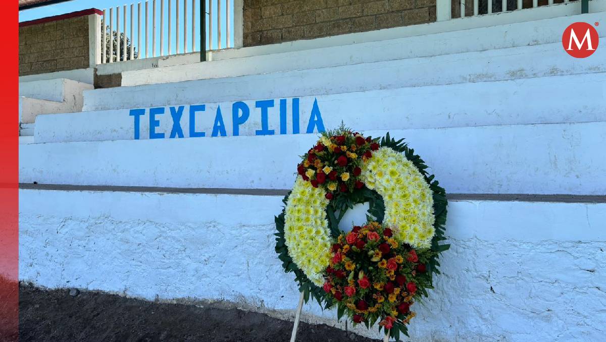 En la cancha donde se desató la masacre de Texcaltitlán colocaron las coronas de flores. Foto: (Especial)