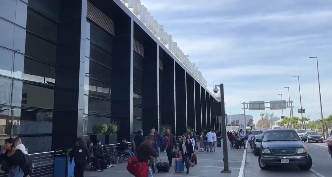 Los pasajeros fueron escoltados hasta su destino.