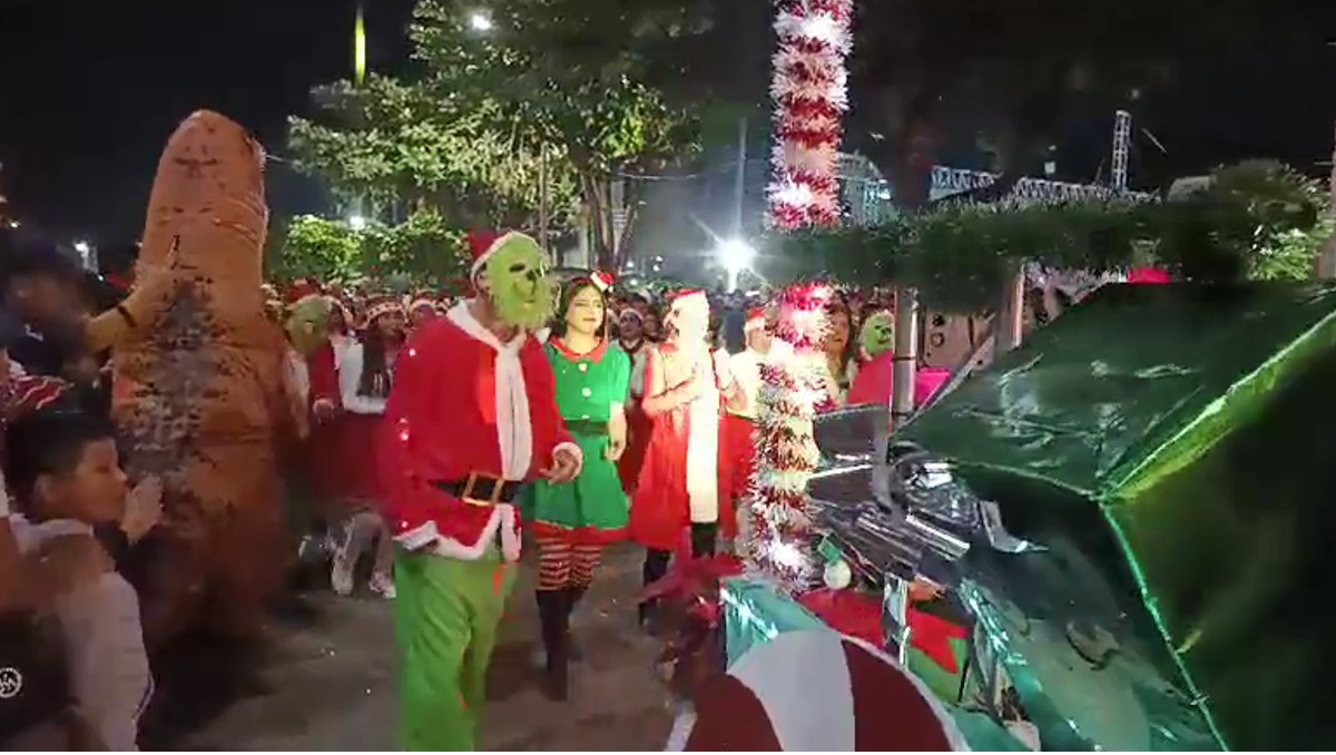 Realizan desfile navideño en Huejutla