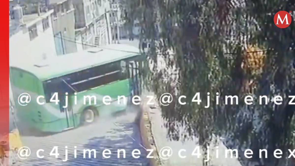 El camión de pasajeros cayó de una altura de 8 metros en desnivel de Tlalnepantla. Foto: (Especial)