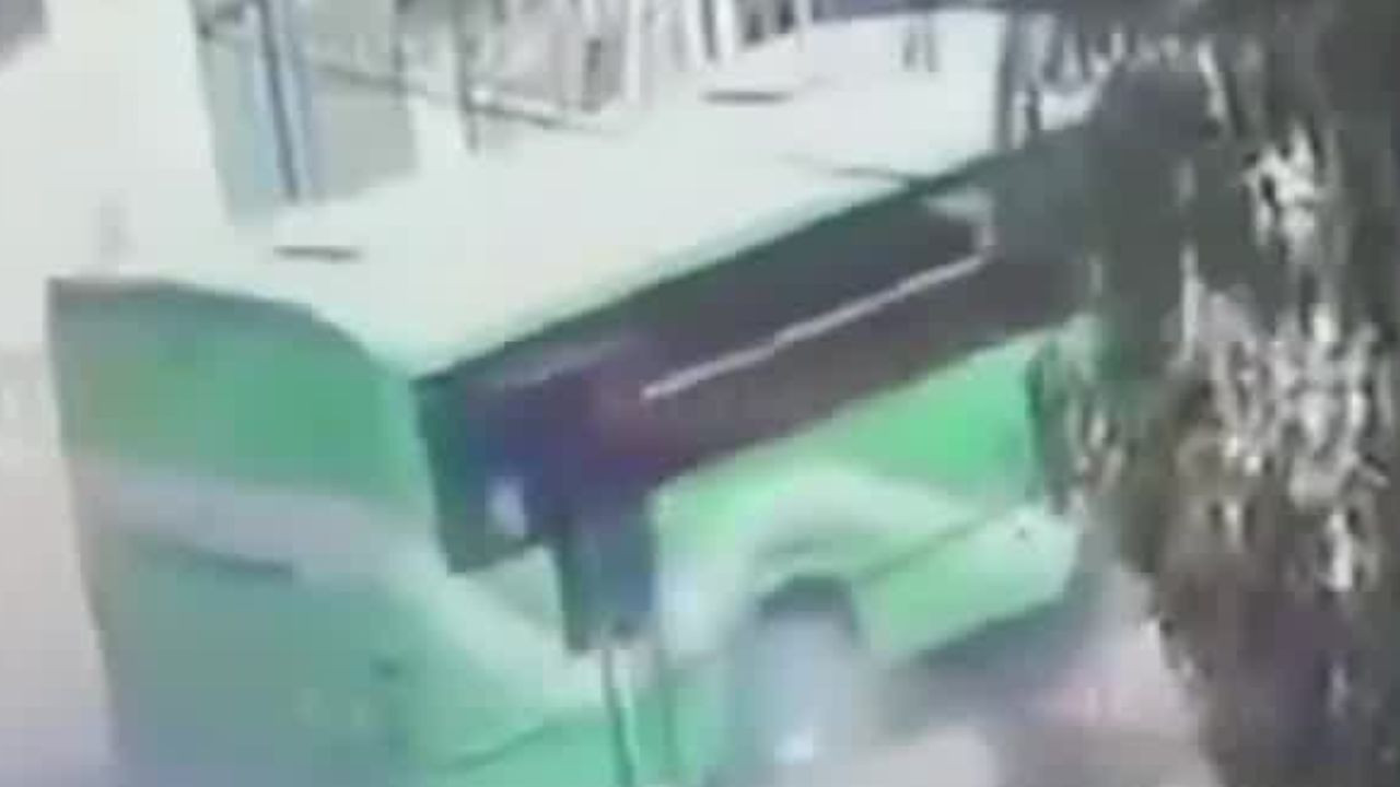 Camión de pasajeros vuelca en Tlalnepantla; hay más de 20 personas heridas