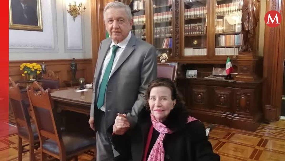La periodista Ninfa María Deándar junto con el ex presidente López Obrador. | Especial