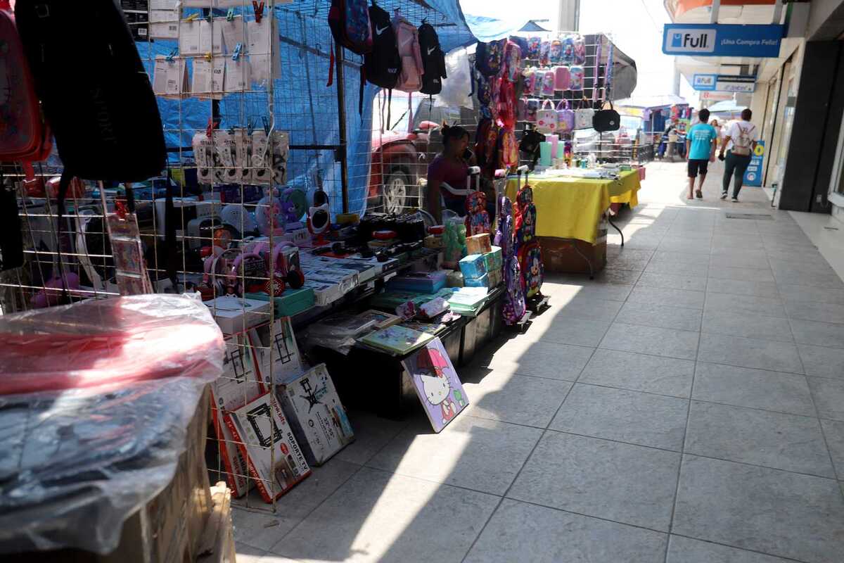 Plazas y mercados llevan a cabo operativo de retiro.| Rolando Riestra
